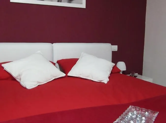 Le Gemme Di - Alloggi In Centro Storico - Via Della Cupa / Via Deliziosa Affittacamere 3*