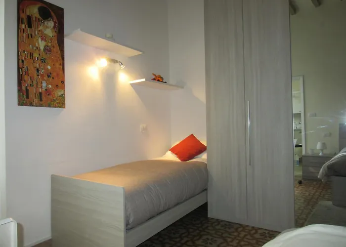 Affittacamere Le Gemme Di - Alloggi In Centro Storico - Via Della Cupa / Via Deliziosa 3*